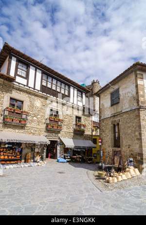 Souvenir-Shop besetzen alten Gebäude im Zentrum von Potes, Kantabrien, Spanien Stockfoto