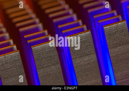 Makro-Foto zeigt die Kühlrippen des PC-Kühlkörper zur Kühlung von Mainboard-Chips verwendet. Für Fokus Info siehe Abschnitt "Beschreibung". Stockfoto