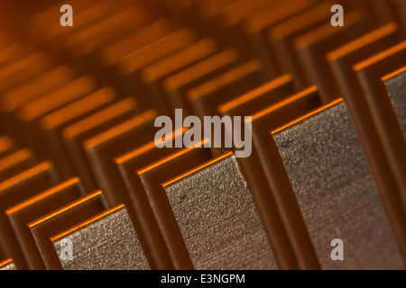 Makro-Foto zeigt die Kühlrippen des PC-Kühlkörper zur Kühlung von Mainboard-Chips verwendet. Für Fokus Info siehe Abschnitt "Beschreibung". Stockfoto