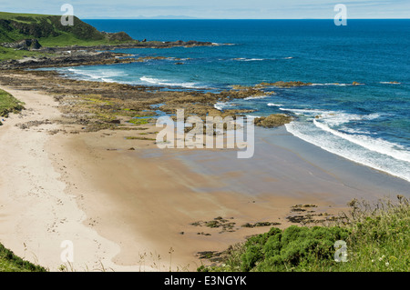 SUNNYSIDE BUCHT UND DEN STRAND IN DER NÄHE VON CULLEN STADT AN DER KÜSTE ABERDEENSHIRE, SCHOTTLAND Stockfoto