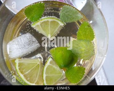 Sekt Mit Limette Und Minze Stockfoto