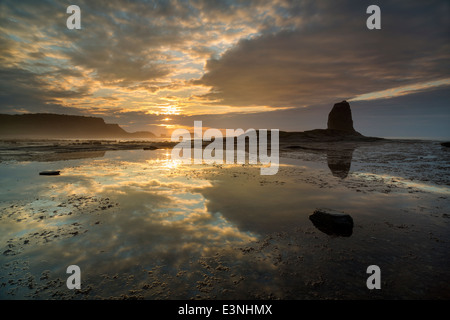 Sonnenuntergang über gegen Bay an der Küste von Yorkshire im Juni 2014 Stockfoto