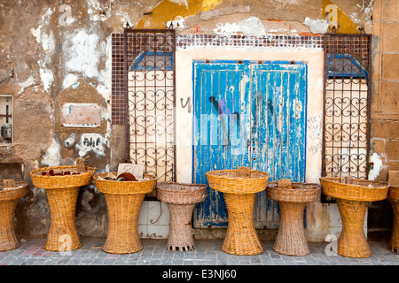 Traditionelle Artefakte für den Verkauf in der Medina in der Küstenstadt Essaouira, Marokko, Nordafrika. Stockfoto