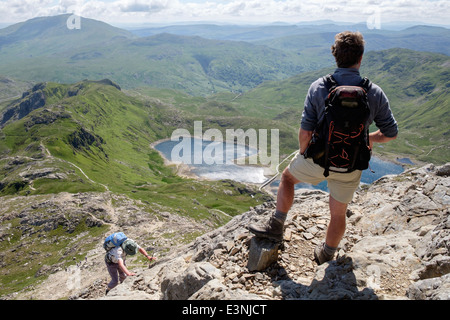 Wanderer Menschen kriechen bis Krippe Goch mit Blick hinunter zu Beginn der Snowdon Horseshoe in Berge von Snowdonia Nationalpark Wales UK Stockfoto