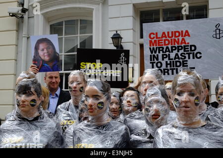 London, UK. 26. Juni 2014. 30 Frauen, markieren Sie bedeckte Kopf bis Fuß in Kunststoff im Fall von Claudia Medina, eine Mutter von drei in Mexiko, die im Jahr 2012 gefoltert wurde. Ihre Qual enthalten wird eingewickelt in Plastikplanen von Militärs, Blutergüsse an ihrem Körper während der Schläge zu minimieren. Bildnachweis: Rachel Megawhat/Alamy Live-Nachrichten Stockfoto