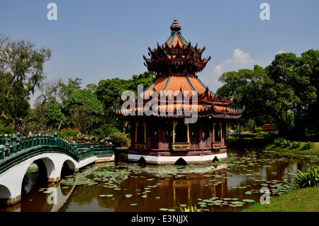 Samut Prakan, Thailand: Phra Kaew Pavillon inmitten eines Teiches und erreicht durch eine 3-Span-Brücke Stockfoto