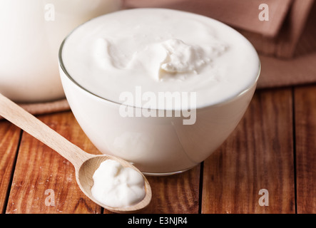 saure Sahne, Joghurt auf hölzernen Hintergrund Stockfoto