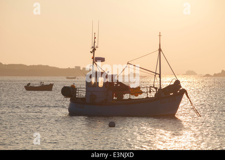 Sonnenuntergang über Fischerboot Le Grand Havre Guernsey Stockfoto