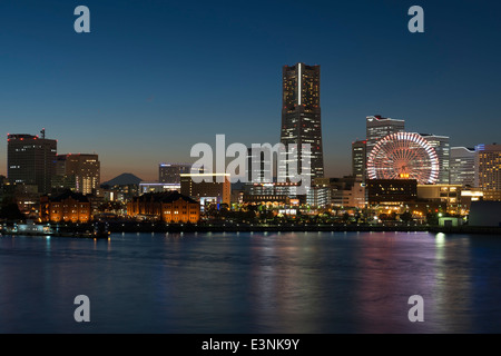 Nachtansicht der Landmark Tower, Mt. Fuji und Yokohama, Japan. Stockfoto