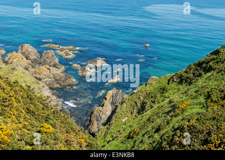 FELSENBUCHT UND EINE BLAUE MEER ABERDEENSHIRE KÜSTE IN DER NÄHE VON FINDLATER CASTLE PORTSOY SCHOTTLAND Stockfoto