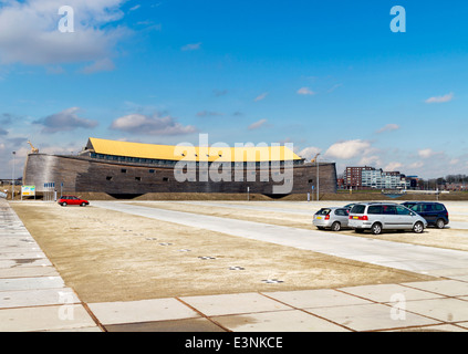 Vollständige Replik von Noahs Arche und Parkplatz in Dordrecht, Niederlande Stockfoto