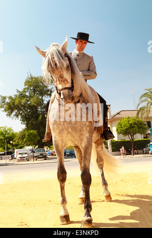 Männliche Fahrer in abgeflachter Hut auf seinem edlen Pferd in die sandige Straße von Jerez während der Feria del Caballon, Spaniens Pferd geschmückt Stockfoto