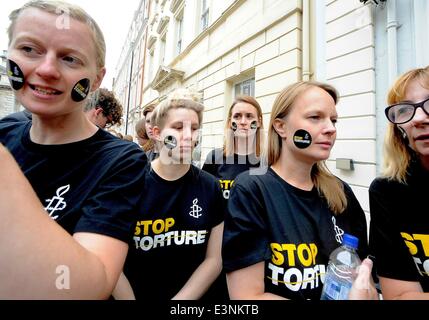 London, UK. 26. Juni 2014. Amnesty International hielt ein Protest vor der mexikanischen Botschaft wickeln Demonstranten, um im Fall von Claudia Medina, zu markieren, die gefunden wurde gefoltert und in Plastikplanen nach Militärpolizei zu minimieren, die Blutergüsse an ihrem Körper gewickelt. Bildnachweis: Gail Orenstein/ZUMAPRESS.com/Alamy Live-Nachrichten Stockfoto