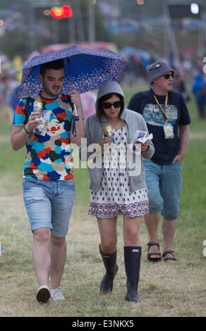 Glastonbury, Somerset, UK. 26. Juni 2014. Festivalbesucher vertuschen vor dem Regen auf dem 2014 Glastonbury Festival würdig Farm in Somerset. Europas größte Festival beginnt morgen offiziell. 26. Juni 2014. Bildnachweis: Lloyd/Alamy Live-Nachrichten Stockfoto