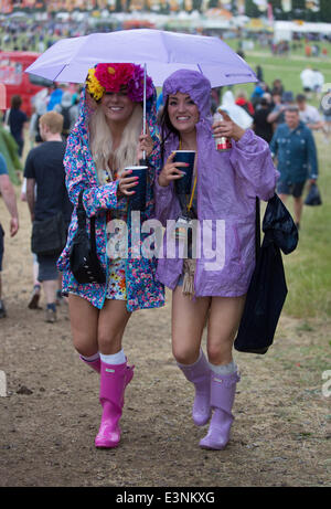 Glastonbury, Somerset, UK. 26. Juni 2014. Festivalbesucher vertuschen vor dem Regen auf dem 2014 Glastonbury Festival würdig Farm in Somerset. Europas größte Festival beginnt morgen offiziell. 26. Juni 2014. Bildnachweis: Lloyd/Alamy Live-Nachrichten Stockfoto