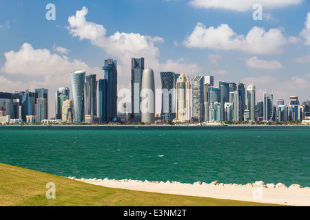 Doha, Katar, neue Skyline von West Bay zentralen Bankenviertel Stockfoto