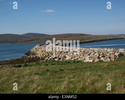 Damm, die Verknüpfung Berneray, Otternish North Uist 1999 von Prinz Charles eröffnet erleichtert Reisen um ferry terminal Stockfoto