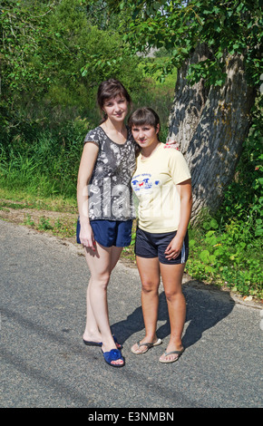 Lebensstil der ländlichen Sommer 2013. Bewohner des Dorfes - Mädchen auf der Dorfstraße. Stockfoto