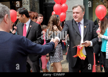 Edinburgh, UK, 26. Juni 2014. Schatten-Kanzler Ed Balls Hände, Flugblätter und Fahnen der Öffentlichkeit an der Princes Street in Edinburgh zur Unterstützung der Scottish Labour Party Haltung auf das Referendum über die schottische Unabhängigkeit. Bildnachweis: Pavol Mraz/Alamy Live-Nachrichten Stockfoto