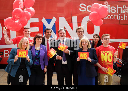 Edinburgh, UK, 26. Juni 2014. Schatten-Kanzler Ed Balls Hände, Flugblätter und Fahnen der Öffentlichkeit an der Princes Street in Edinburgh zur Unterstützung der Scottish Labour Party Haltung auf das Referendum über die schottische Unabhängigkeit. Abgebildete Ed Kugeln mit Mitgliedern der Scottish Labour Party Kampagne. Bildnachweis: Pavol Mraz/Alamy Live-Nachrichten Stockfoto