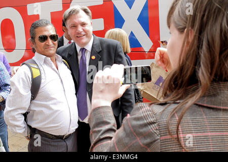 Edinburgh, UK, 26. Juni 2014. Schatten-Kanzler Ed Balls Hände, Flugblätter und Fahnen der Öffentlichkeit an der Princes Street in Edinburgh zur Unterstützung der Scottish Labour Party Haltung auf das Referendum über die schottische Unabhängigkeit. Bildnachweis: Pavol Mraz/Alamy Live-Nachrichten Stockfoto