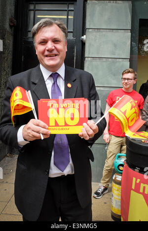 Edinburgh, UK, 26. Juni 2014. Schatten-Kanzler Ed Balls Hände, Flugblätter und Fahnen der Öffentlichkeit an der Princes Street in Edinburgh zur Unterstützung der Scottish Labour Party Haltung auf das Referendum über die schottische Unabhängigkeit. Bildnachweis: Pavol Mraz/Alamy Live-Nachrichten Stockfoto