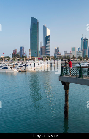 Kuwait, Skyline der Stadt von Souk Shark Mall und Kuwait Hafen gesehen Stockfoto