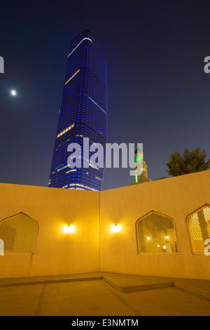 Arabische Halbinsel. Kuwait, Kuwait-Stadt, niedrigen Winkel Blick auf die Skyline der modernen Stadt einschließlich der Al Hamra Gebäude Stockfoto