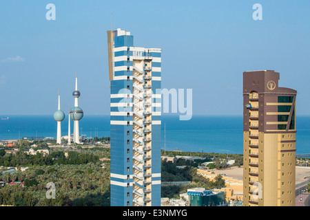 Kuwait-Stadt, Wohngebäude und die Kuwait Towers, Persischer Golf, Arabien Stockfoto