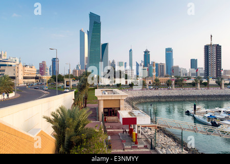 Kuwait-Stadt, Skyline von Souk Shark Mall und Kuwait Hafen gesehen Stockfoto