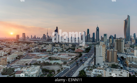 Kuwait, Skyline der Stadt und zentraler Geschäftsbezirk, erhöhten Blick Stockfoto
