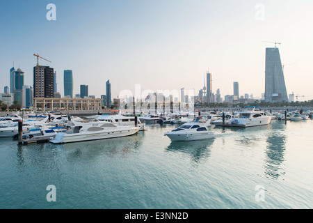 Kuwait-Stadt, Skyline von Souk Shark Mall und Kuwait Hafen gesehen Stockfoto