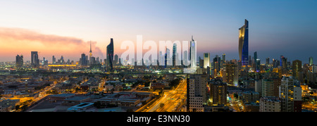 Kuwait, Skyline der Stadt und zentraler Geschäftsbezirk, erhöhten Blick Stockfoto