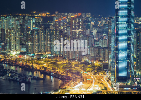 Hong Kong-Gehäusen in der Nacht, mit hoher Dichte der Bevölkerung. Stockfoto