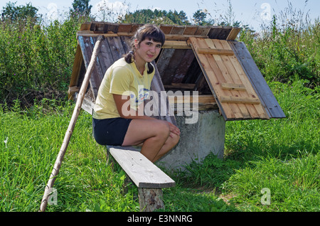 Lebensstil der ländlichen Sommer 2013. Bewohner des Dorfes - das Mädchen in der Nähe eines Brunnens. Stockfoto