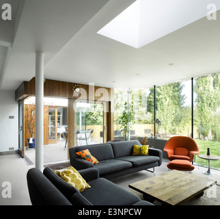 Wohnzimmer mit Blick in Richtung Terrasse in High Barnet Einfamilienhaus, London durch Paul Archer Design Stockfoto