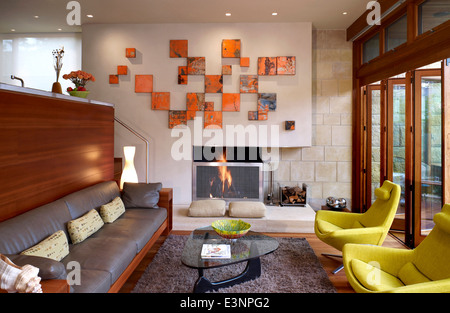 Split Level Wohnzimmer mit Orange canvas Kunst Anzeige in Odyssey Haus, Carmel, Kalifornien, USA. Stockfoto