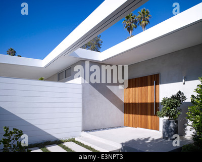 Hölzerne Eingangstür des Westridge House, Bel Air, Kalifornien, USA. Stockfoto