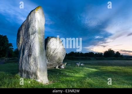 Zwei der Sarsen Steine beleuchtet bei Fackelschein in Avebury in Wiltshire - England Stockfoto