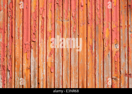 horizontale Bild der alten grau vertikalen Planken mit roten und orangenen Farbe verblassen Stockfoto