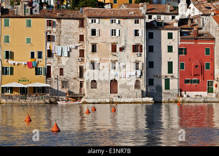 Italianate-Stil Reihenhaus befindet sich an der Küste alte Stadt Rovinj Istrien Kroatien Stockfoto