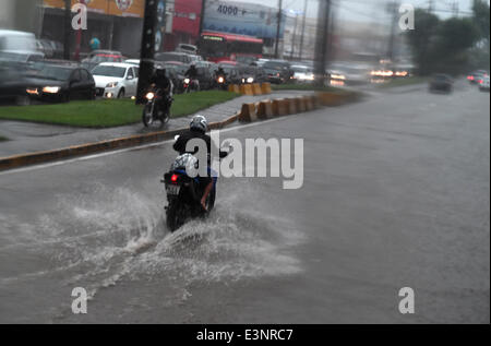 Recife, Brasilien. 26. Juni 2014. Ein Mann fährt einen Roller in einer überfluteten Straße in Recife, Brasilien, 26. Juni 2014. Foto: Marcus Brandt/Dpa/Alamy Live News Stockfoto