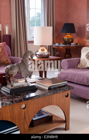 Pferd Statue in Marmor gekrönt Tabelle von Beckford entworfen. Die Sofas sind in Maya von Manuel Canovas gepolstert. Stockfoto