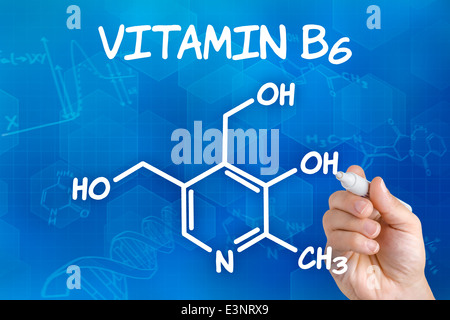 Hand mit Federzeichnung die chemische Formel von Vitamin B6 Stockfoto