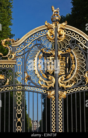 Der reich verzierte Kanada Tore Eingang zum Green Park, Buckingham Palace, London, England, UK Stockfoto