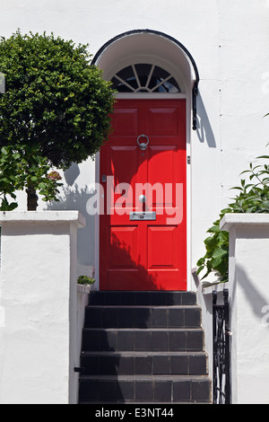 Treppe zu einer herkömmlichen Tür mit Oberlicht in Flask Walk, Hampstead, London, NW3, England, UK Stockfoto