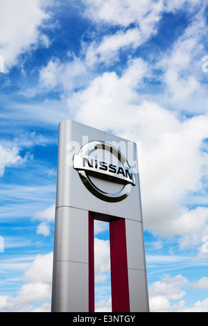 Nissan Auto Garage Zeichen Emblem Logo Symbol textfreiraum gegen dramatischer Himmel Stockfoto