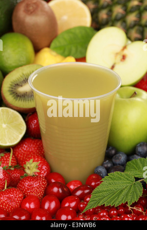 Eine Tasse frische Kiwi und grünem Apfel Smoothie umgeben von frischen Früchten Stockfoto