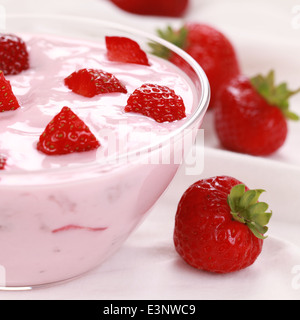 Strawberry yogurt served with fresh strawberries in a small glass bowl Stockfoto