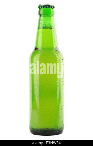 Grüne Bierflasche mit Wassertropfen isoliert auf weißem Hintergrund Stockfoto